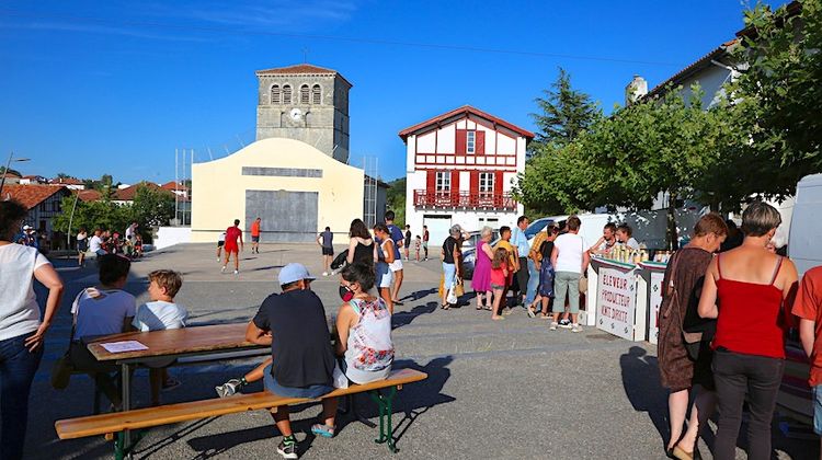 COUP DE CŒUR - Irissarry fête l’été avec un grand marché nocturne